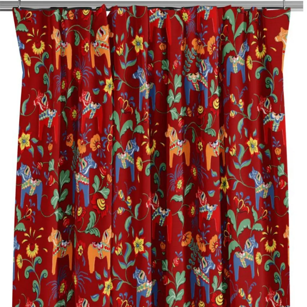 Arvidssons textil Gardiner Mönstrade|Julgardiner|Leksand röd gardiner med traditionellt dalahästtryck