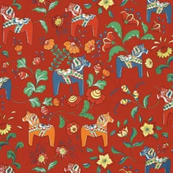 Arvidssons textil Gardintyger Mönstrade|Arvidssons Textil|Leksand röd tyg med traditionellt dalahästtryck