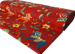 Arvidssons textil Gardintyger Mönstrade|Arvidssons Textil|Leksand röd tyg med traditionellt dalahästtryck