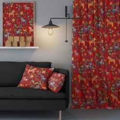 Arvidssons textil Gardintyger Mönstrade|Arvidssons Textil|Leksand röd tyg med traditionellt dalahästtryck