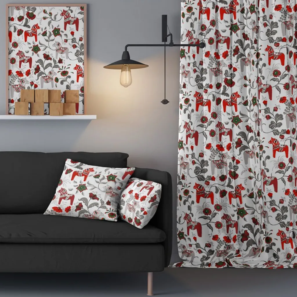 Arvidssons textil Gardintyger Mönstrade|Arvidssons Textil|Leksand vit-röd tyg med traditionellt dalahästtryck