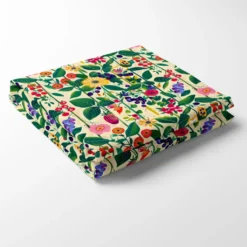 Nordisk Textil Bordsduk|Nordisk Flora bordsduk – Färgstark duk med blommor och bär