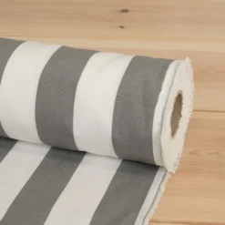 Nordisk Textil Randiga Möbeltyger|Rutor & Ränder|Preston vit och ljusgrå bredrandigt tyg
