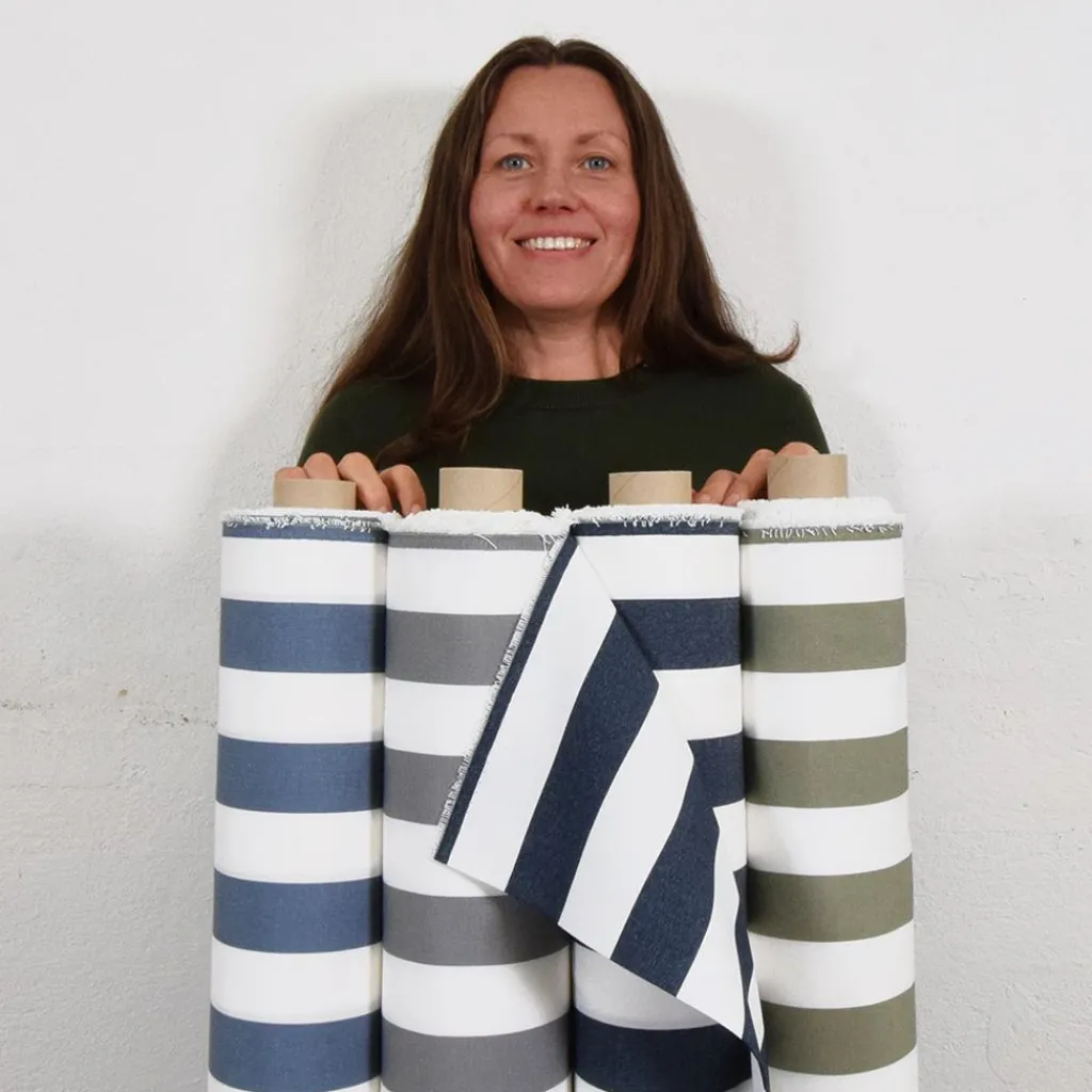 Nordisk Textil Randiga Möbeltyger|Rutor & Ränder|Preston vit och marinblått bredrandigt tyg