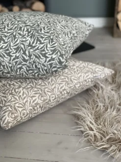 Mönstrade Kuddfodral|Ramas beige kuddfodral med kvistar och blad