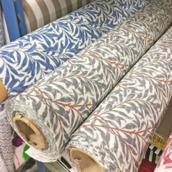 Jakobsdals Arts & Crafts Tyger|Gardintyger Mönstrade|Ramas ljusgrå tyg med kvistar och blad