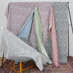 Jakobsdals Arts & Crafts Tyger|Gardintyger Mönstrade|Ramas mörkgrå tyg med kvistar och blad