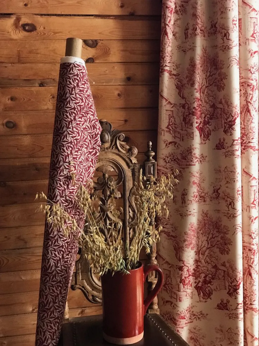 Jakobsdals Gardintyger Mönstrade|Jultyger|Ramas röd-beige tyg med kvistar och blad
