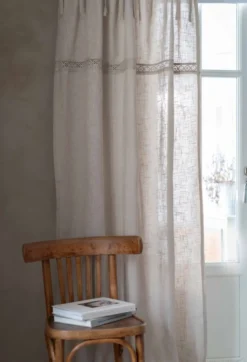 Fondaco Spetsgardiner|Gardiner Enfärgade|Sanna beige knytbandsgardiner med dekorativt spetsband