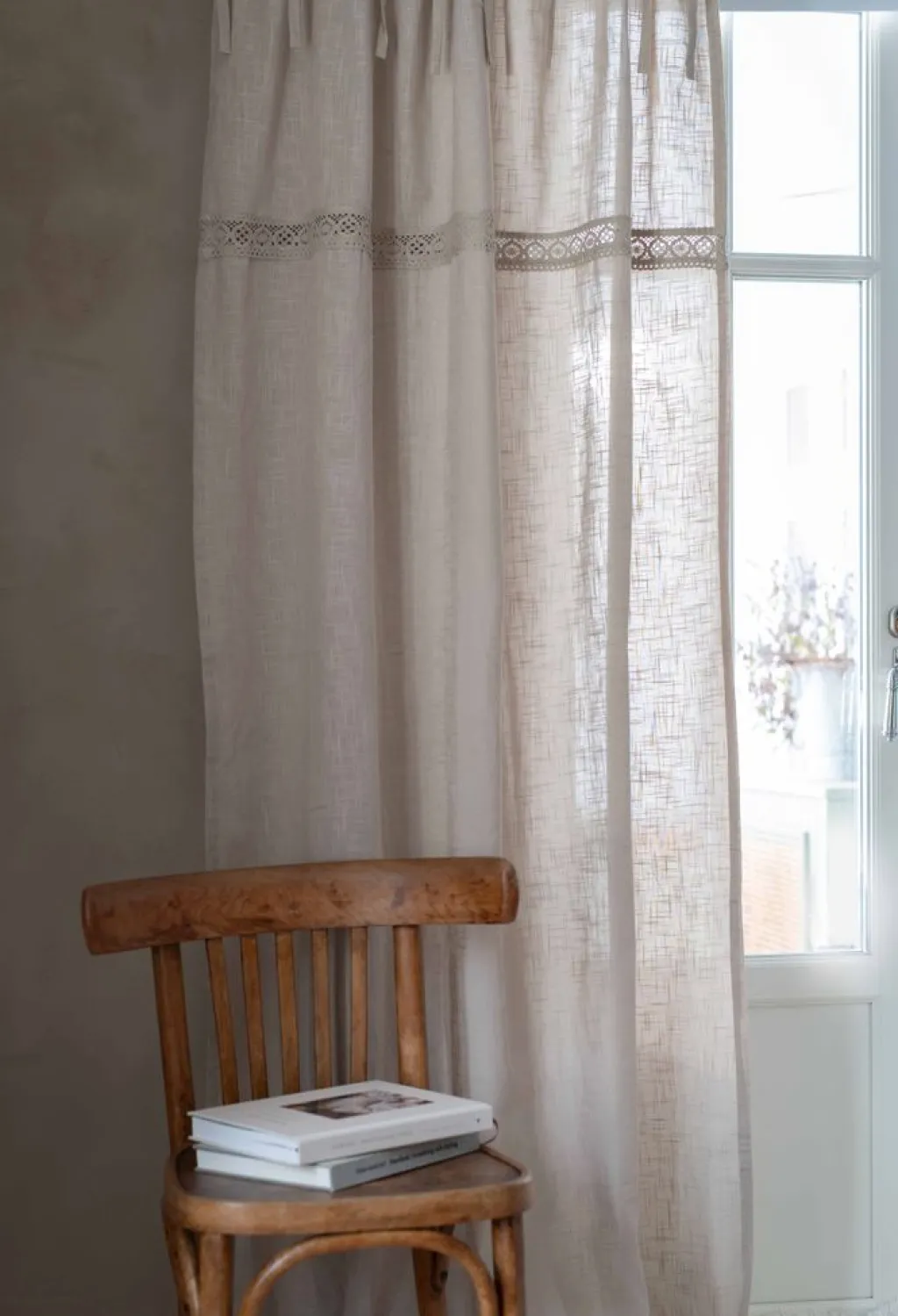 Fondaco Spetsgardiner|Gardiner Enfärgade|Sanna beige knytbandsgardiner med dekorativt spetsband