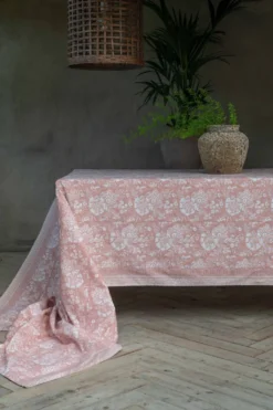 Fondaco Bordsduk|Sonia rosa blommig bordsduk i bomull 145x300cm