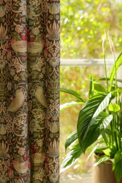 Nordisk Textil Gardiner Mönstrade|Strawberry bird grön-blå gardiner