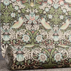 Nordisk Textil Arts & Crafts Tyger|Gardintyger Mönstrade|Strawberry bird grön-blå tyg