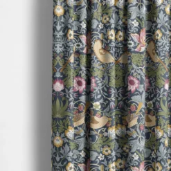 Nordisk Textil Arts & Crafts Tyger|Gardintyger Mönstrade|Strawberry Finch tyg