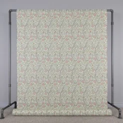 Arts & Crafts Tyger|Gardintyger Mönstrade|Sweet flower vinröd tyg