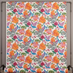 Nordisk Textil Gardintyger Mönstrade|Whispers tyg – Färgstarkt tyg med tranor & blommor