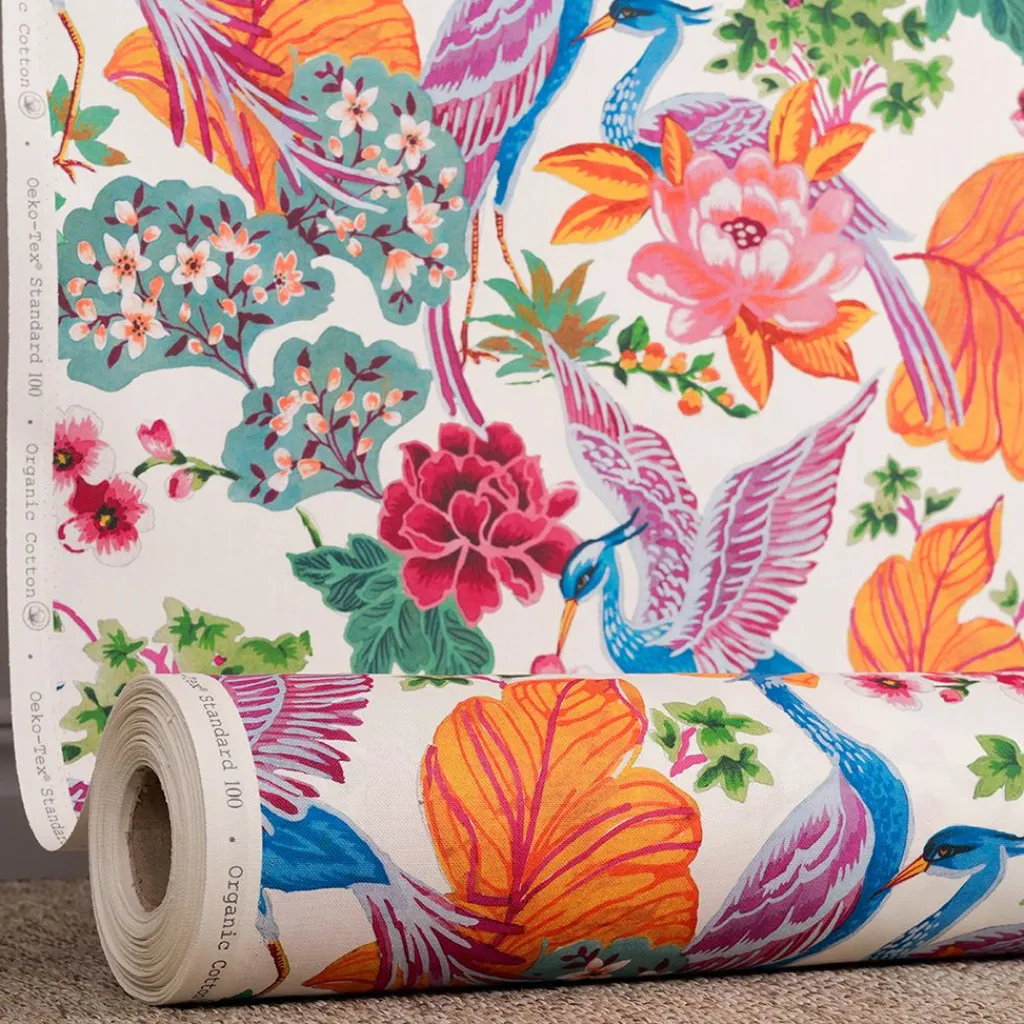 Nordisk Textil Gardintyger Mönstrade|Whispers tyg – Färgstarkt tyg med tranor & blommor