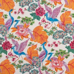 Nordisk Textil Gardintyger Mönstrade|Whispers tyg – Färgstarkt tyg med tranor & blommor