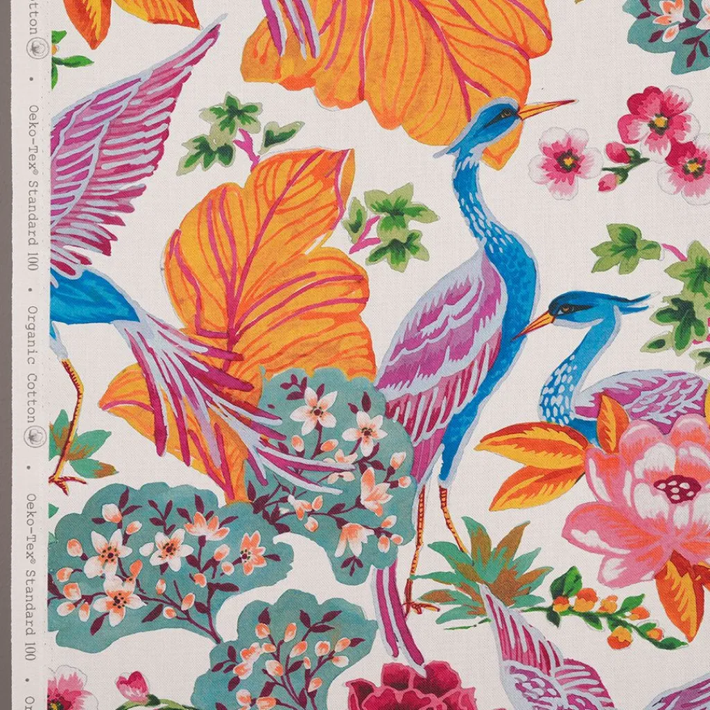 Nordisk Textil Gardintyger Mönstrade|Whispers tyg – Färgstarkt tyg med tranor & blommor